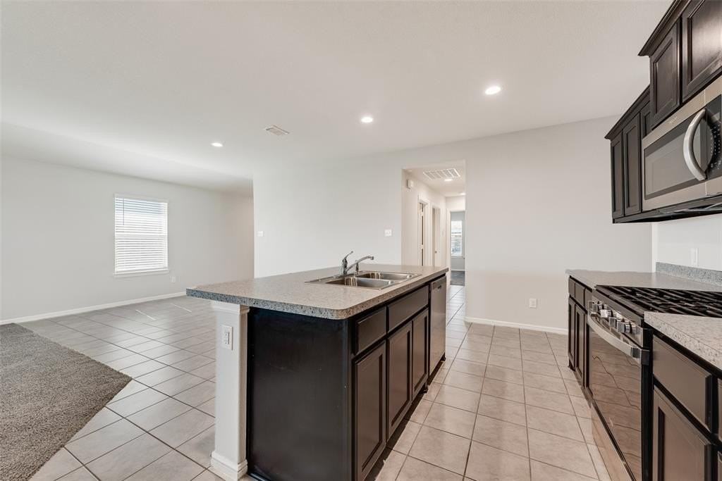 16640 Portage St - Photo 7 of 20