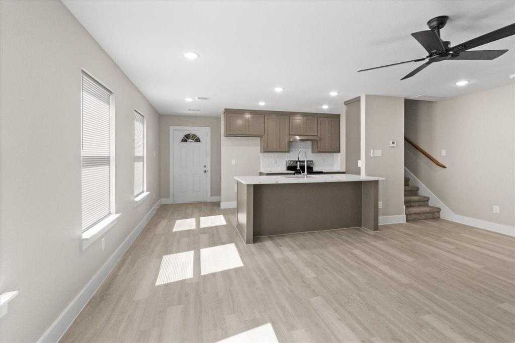 2642 Hutchinson St - Photo 5 of 34