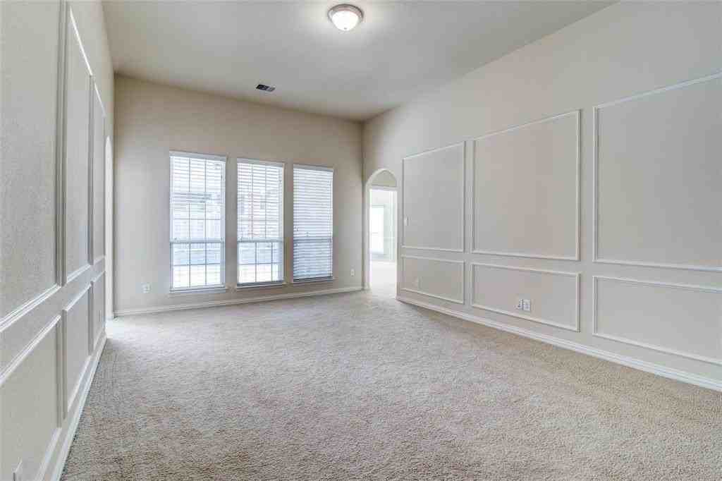 323 Westphalian Dr - Photo 7 of 15