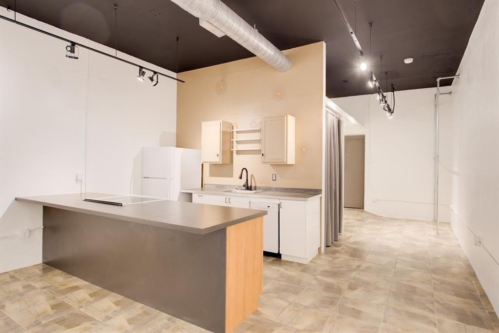 4210 Main St - Photo 4 of 10