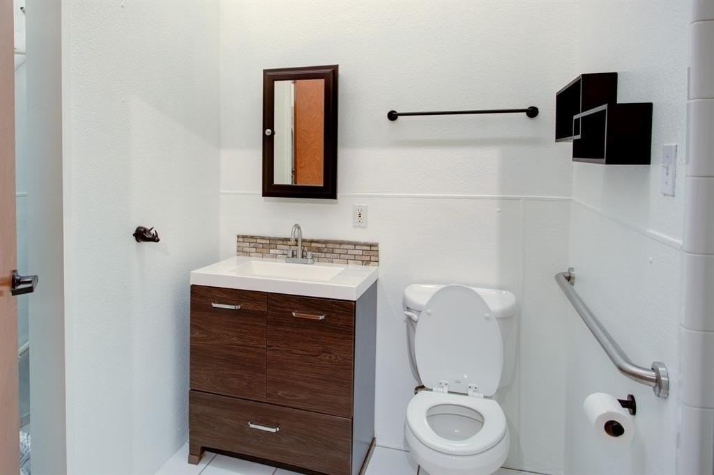 4210 Main St - Photo 5 of 10