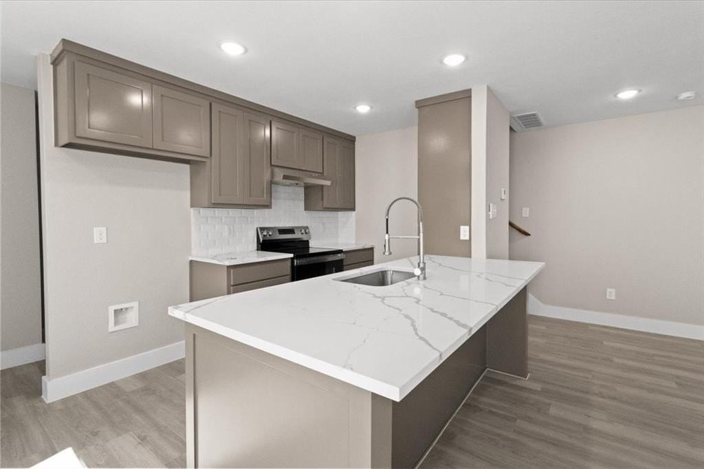 2646 Hutchinson St - Photo 5 of 32