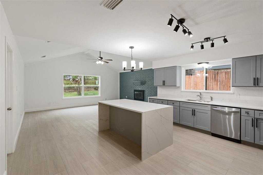 2024 Oakmeadow St - Photo 5 of 30