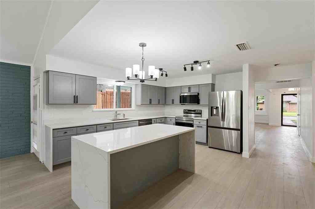 2024 Oakmeadow St - Photo 6 of 30