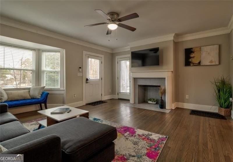 1074 Jefferson Ave - Photo 2 of 13