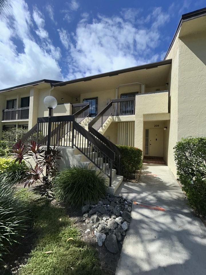 2051 Sw 15th St #210 - Photo 4 of 31