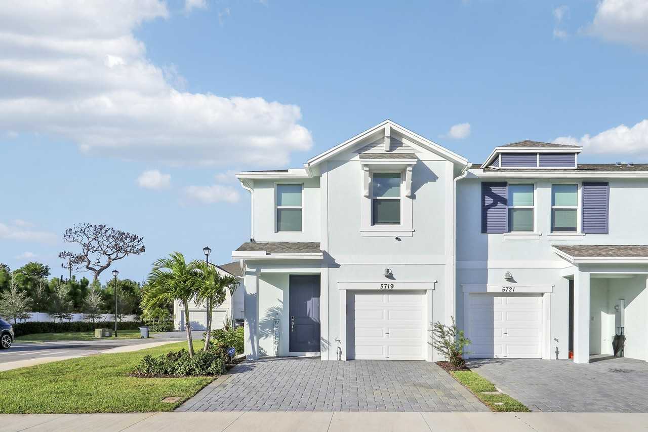 5719 Se Edgewater Cir - Photo 2 of 38