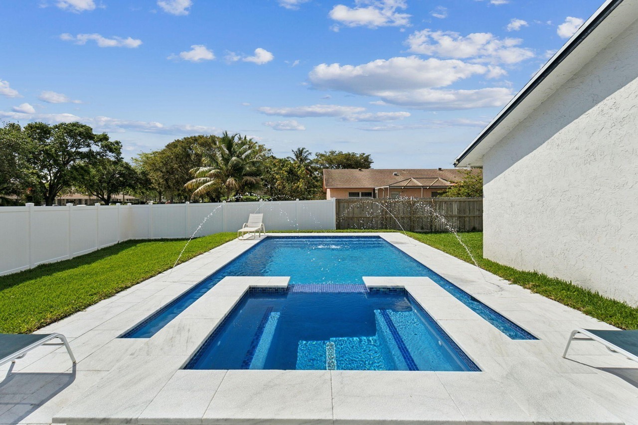 510 Kingbird Cir - Photo 5 of 37