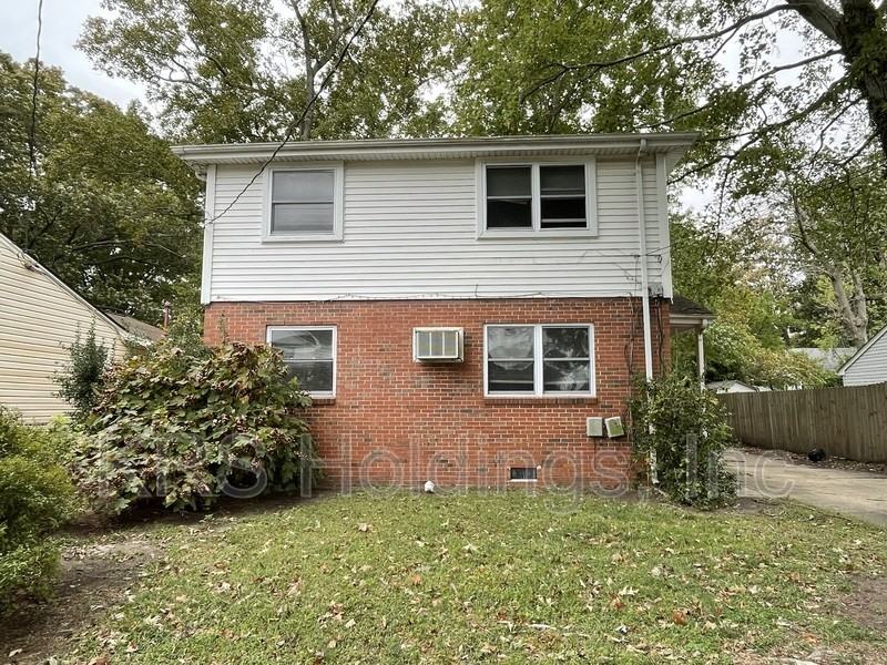 1209 Hullview Ave - Photo 2 of 15