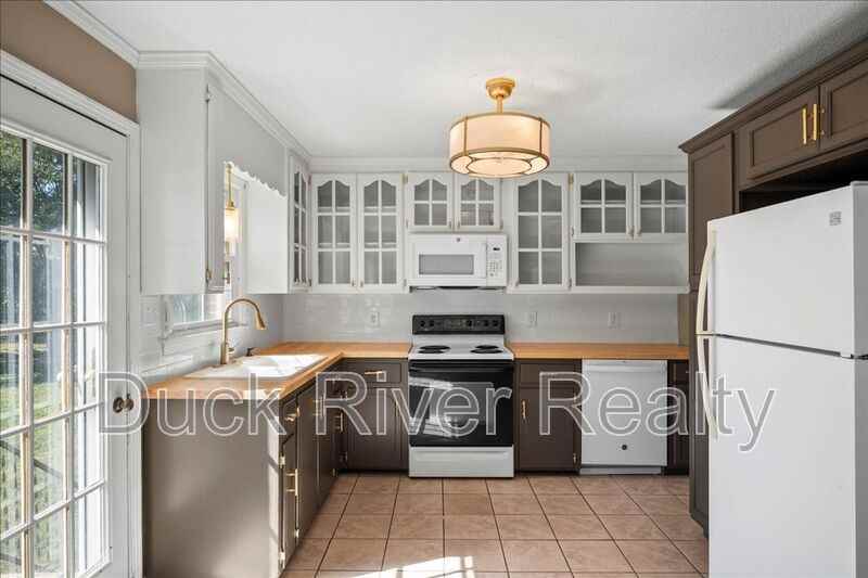 209 Hampton Road - Photo 3 of 33