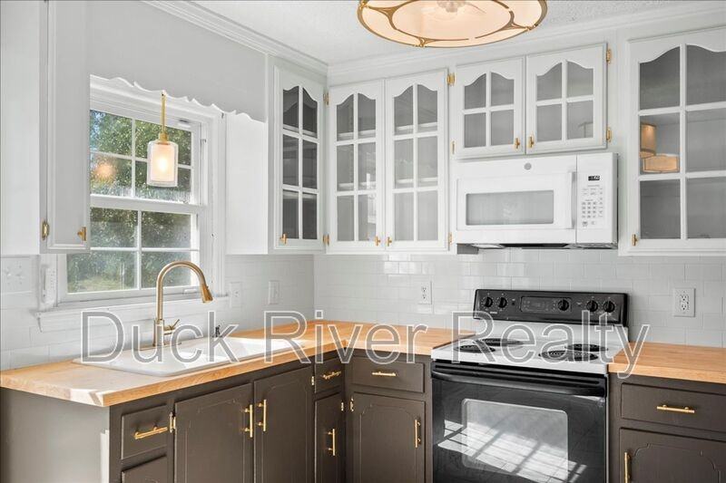 209 Hampton Road - Photo 4 of 33