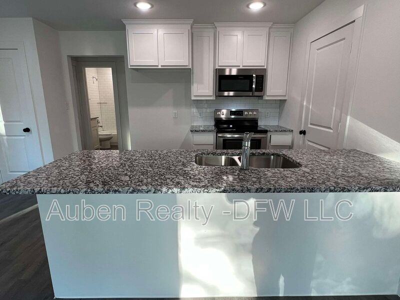 2430 S Fannin Ave - Photo 3 of 24