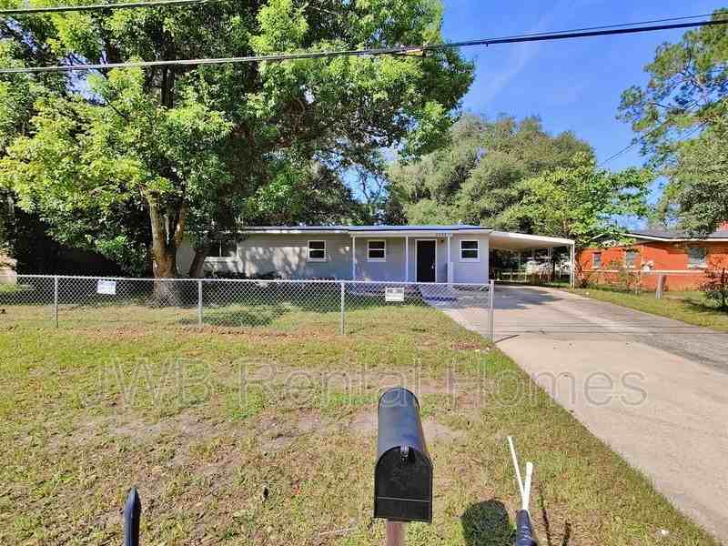 2338 Looking Glass Lane