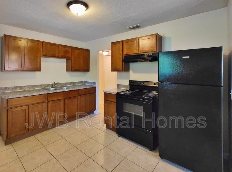 2338 Looking Glass Ln - Photo 3 of 7