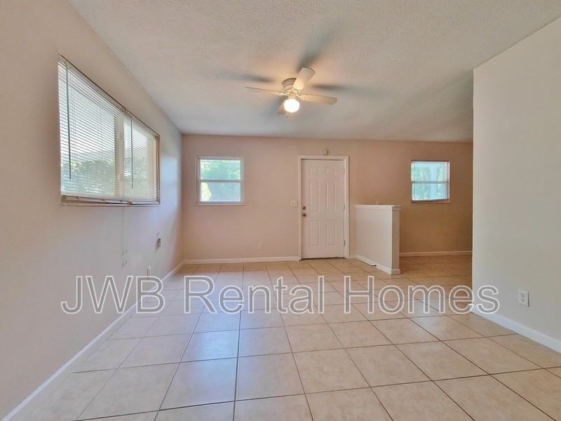 2338 Looking Glass Ln - Photo 4 of 7