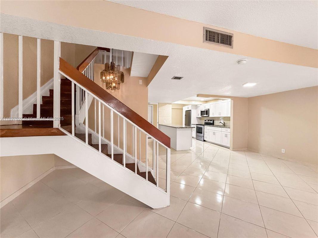 5608 Nw 19th St - Photo 3 of 10