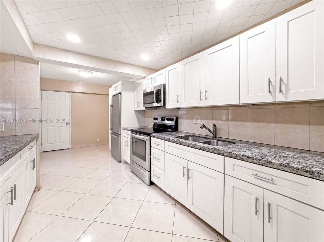 5608 Nw 19th St - Photo 4 of 10