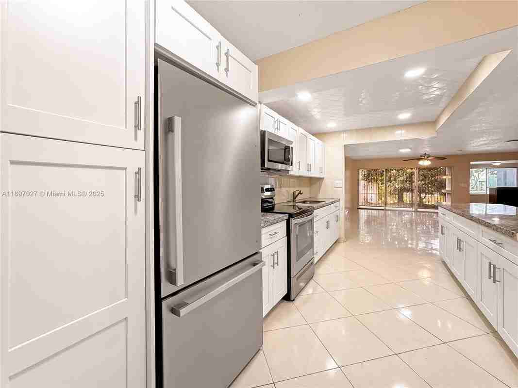 5608 Nw 19th St - Photo 5 of 10