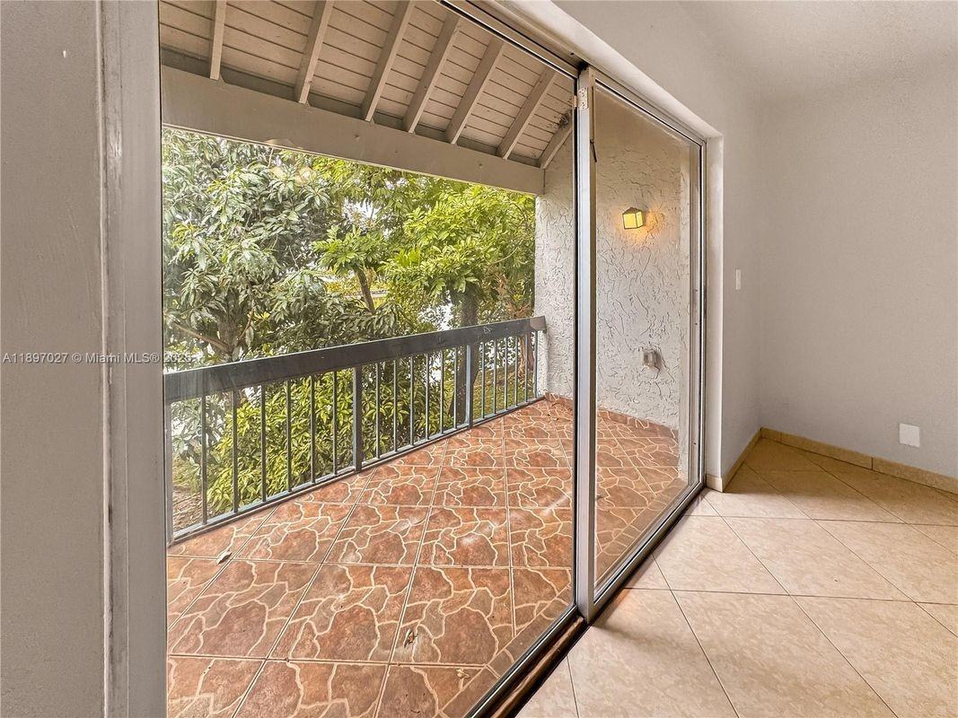 5608 Nw 19th St - Photo 7 of 10