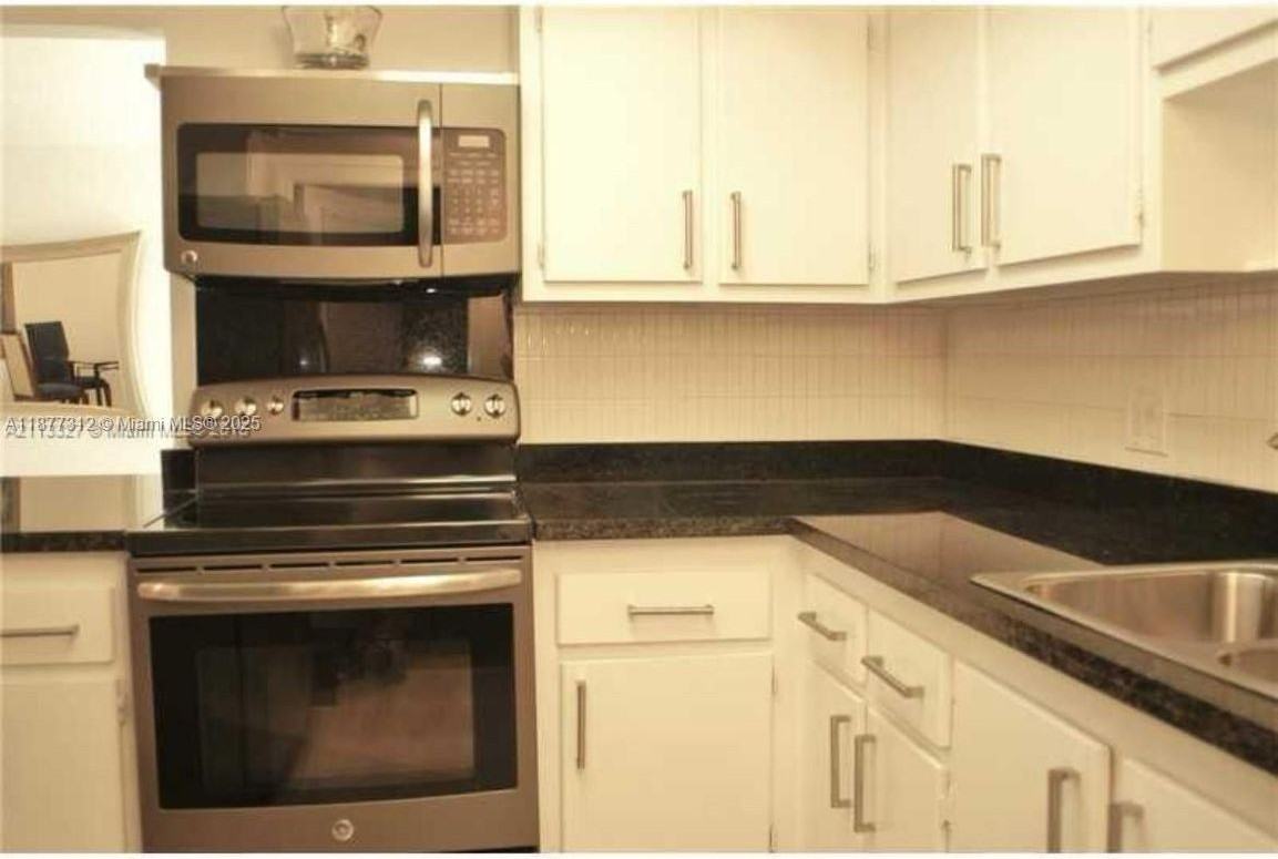 2451 Sw 82nd Ave - Photo 3 of 9