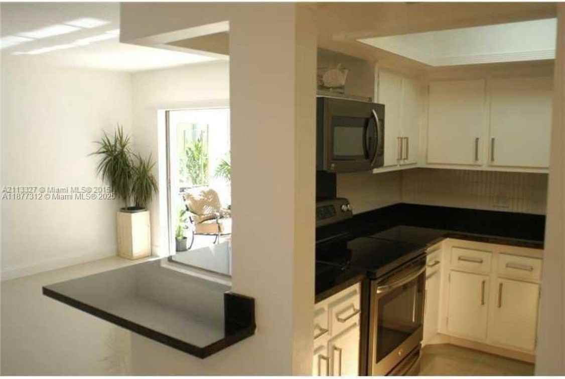 2451 Sw 82nd Ave - Photo 4 of 9