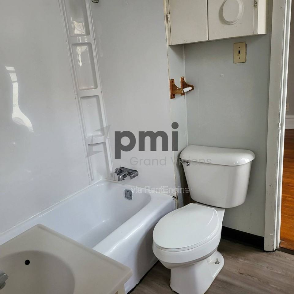 852 W Waggoner St - Photo 3 of 10