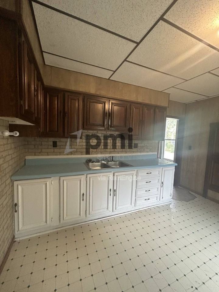 1105 6th St - Photo 2 of 10