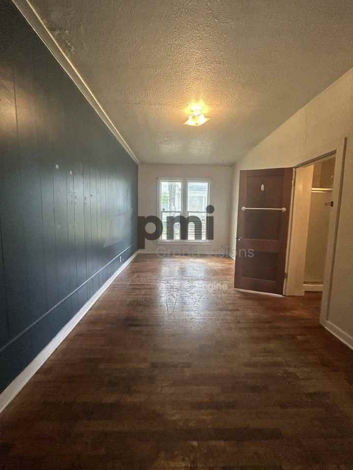 1105 6th St - Photo 3 of 10