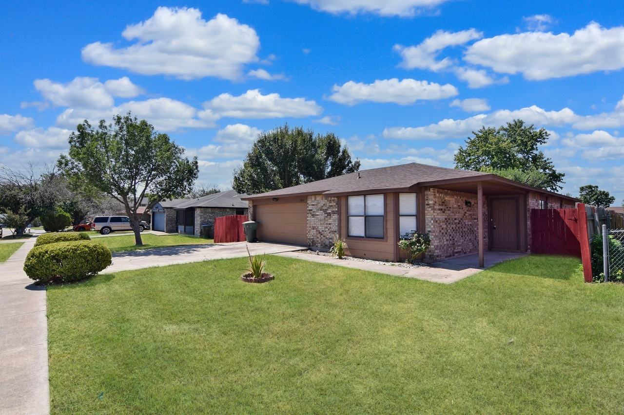 304 Carly Dr - Photo 3 of 21