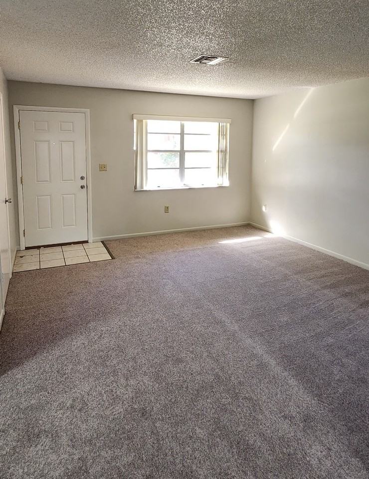 20045 Suncrest Dr - Photo 2 of 11