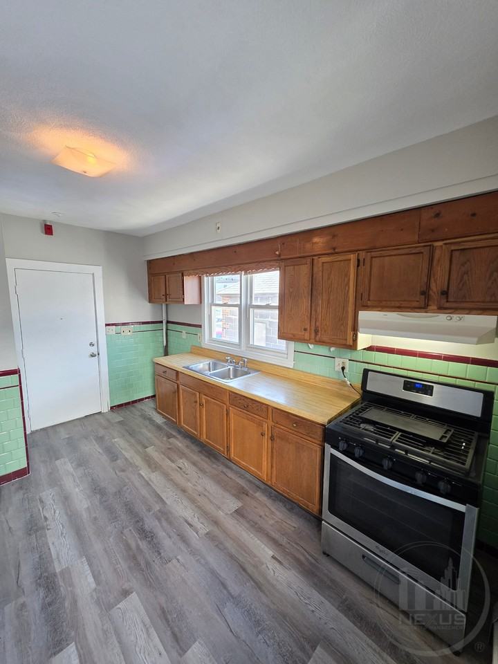 203 Laurel Hill Ave - Photo 3 of 10