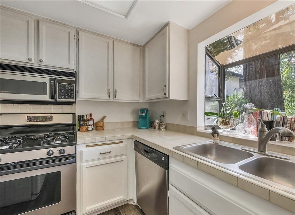 5726 Skyview Way - Photo 3 of 4