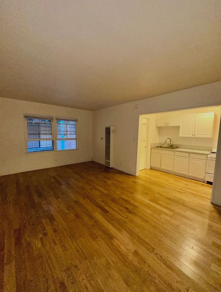 645 S Burnside Ave #4 - Photo 2 of 5