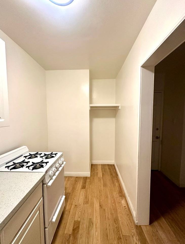 645 S Burnside Ave #4 - Photo 3 of 5