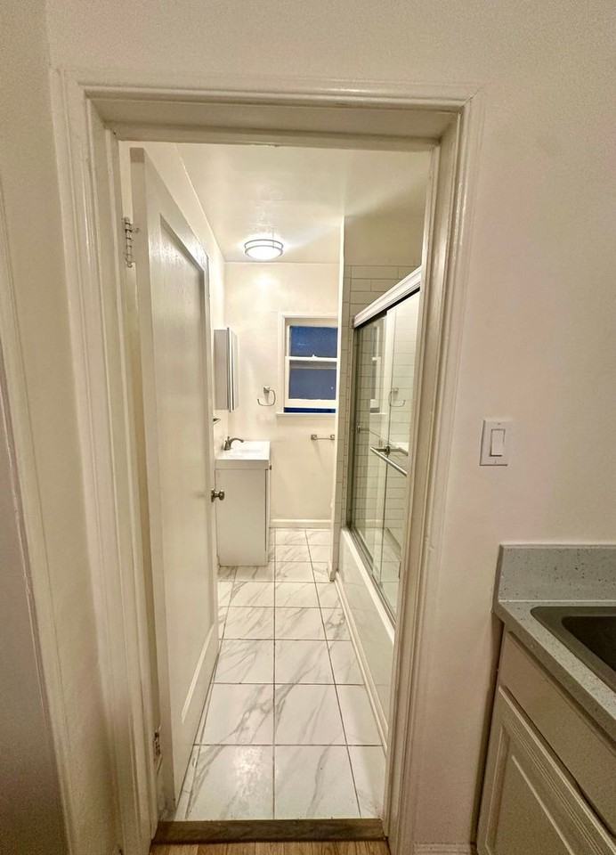 645 S Burnside Ave #4 - Photo 4 of 5