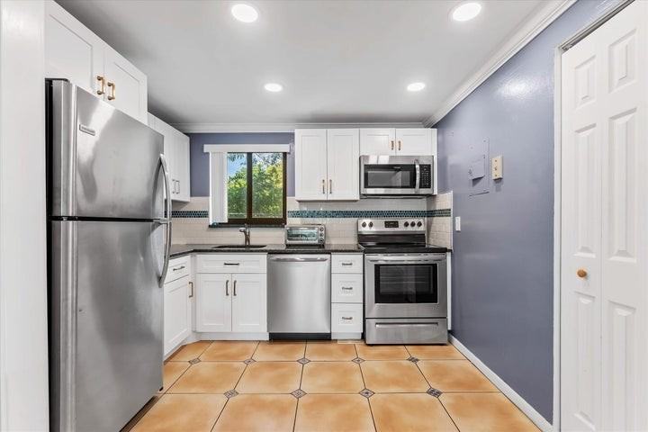 50 Southeast 12th Street - Photo 3 of 7