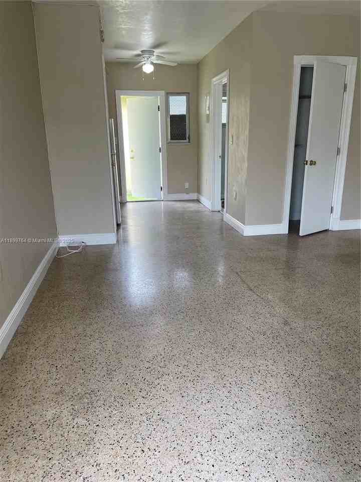 940 Sw 4th Ave #2 - Photo 4 of 6