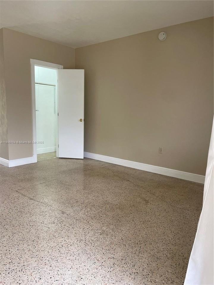 940 Sw 4th Ave #2 - Photo 6 of 6