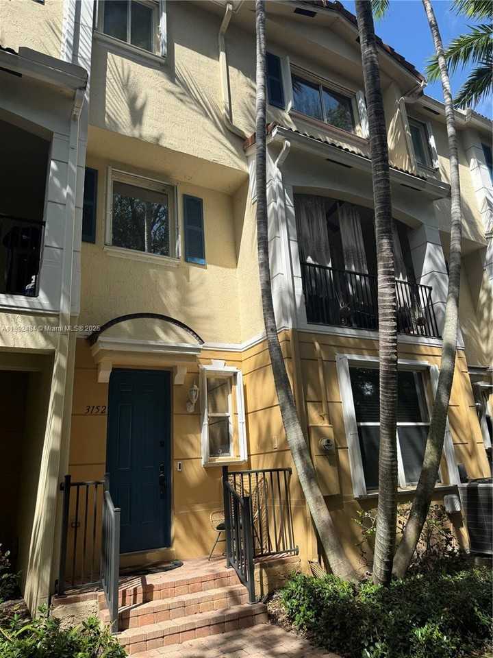 3152 North Greenleaf Circle - Photo 2 of 8