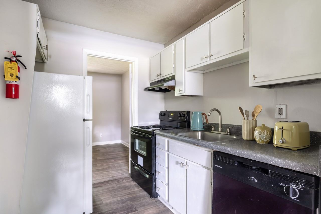 Premier Club Living Apartments in Union City, GA | Spacious Pet - 5100 ...