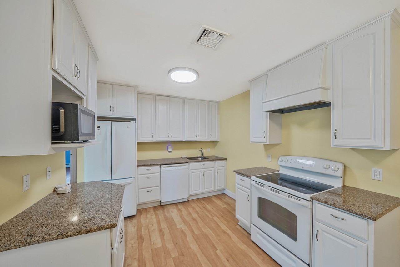 323 Martin Pl - Photo 3 of 23