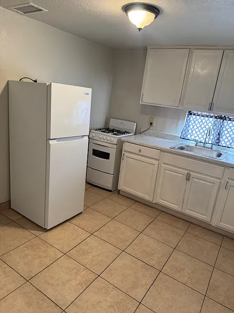 305 S 23rd St #B - Photo 2 of 9