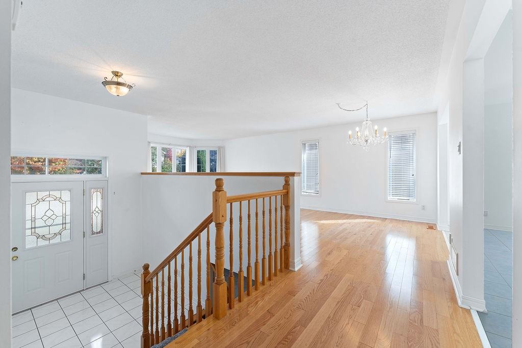 81 Lloydalex Crescent - Photo 3 of 43