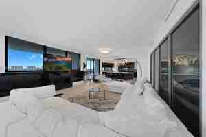 featured image of Collins Ave & 185th St