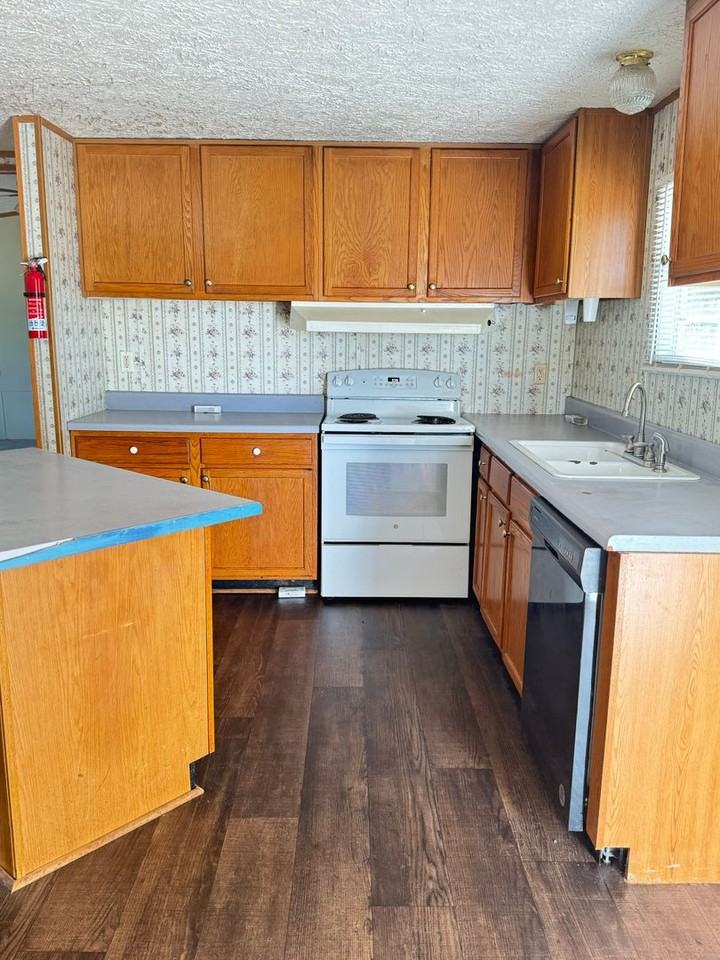 1451 Columbus Rd - Photo 2 of 11