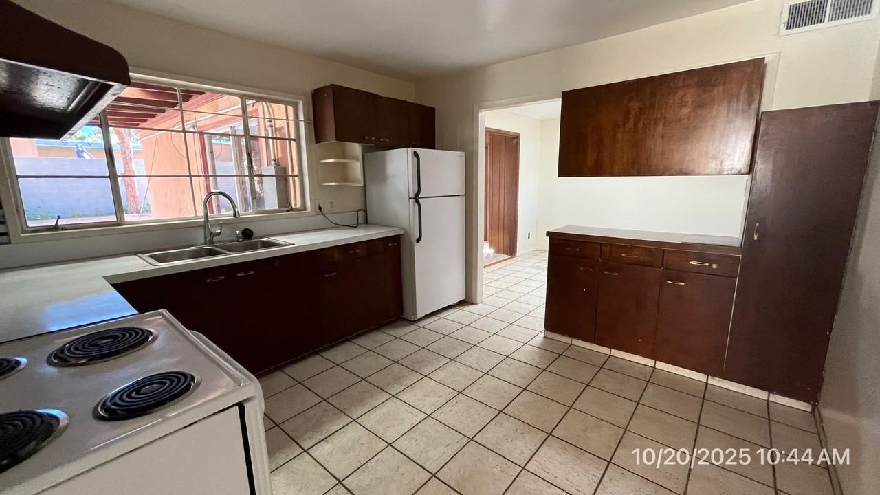 1606 Virginia St Ne - Photo 3 of 11