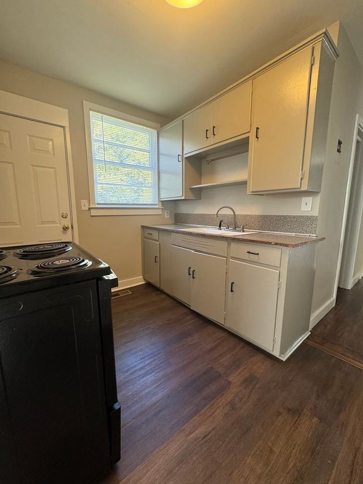 1104 S 12th Ave - Photo 2 of 15