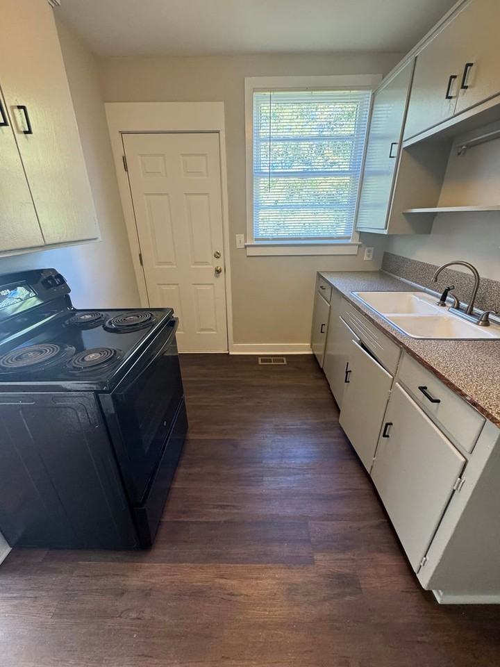 1104 S 12th Ave - Photo 3 of 15