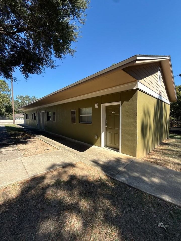1609 W Pensacola St #122 - Photo 2 of 8