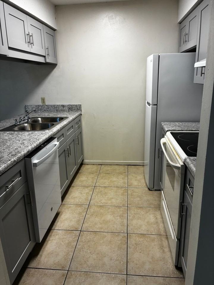 873 Fairview Dr Apt D - Photo 7 of 14